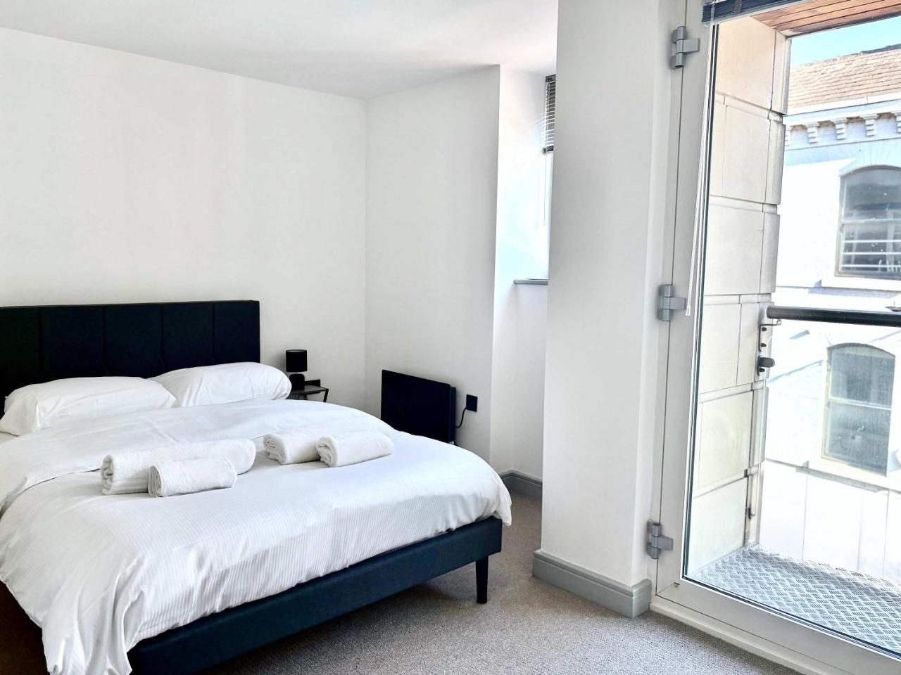 York City Centre 2-Bed Apartment with Balcony Views Close to Christmas Market — photo 8