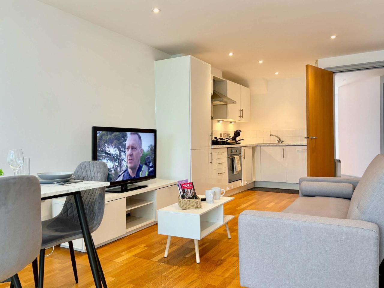York City Centre 2-Bed Flat - Near Christmas Market — photo 4