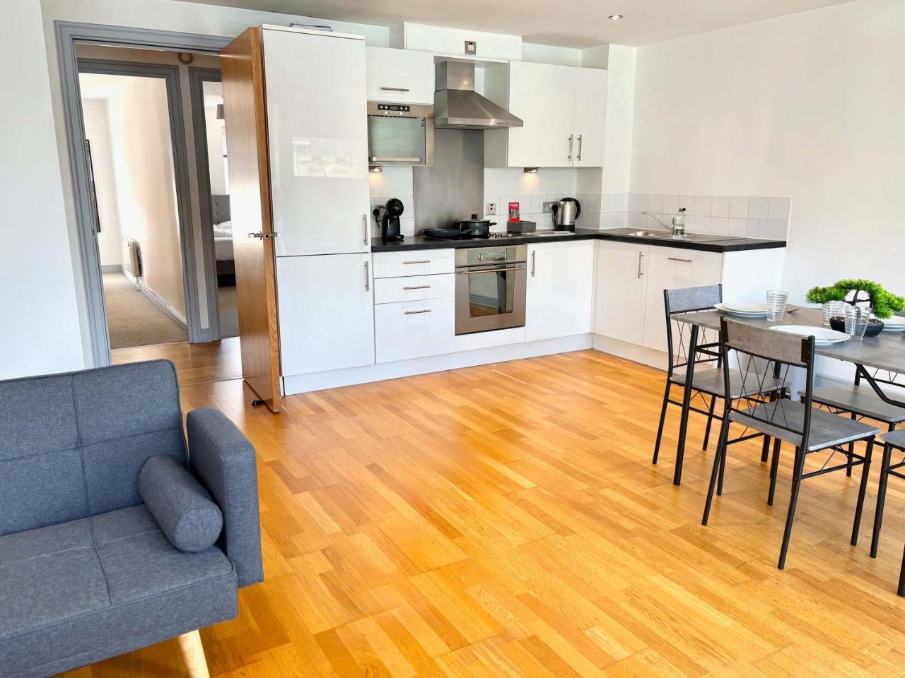 York City Centre 2 Bed Flat with Views - Steps from Christmas Market — photo 2