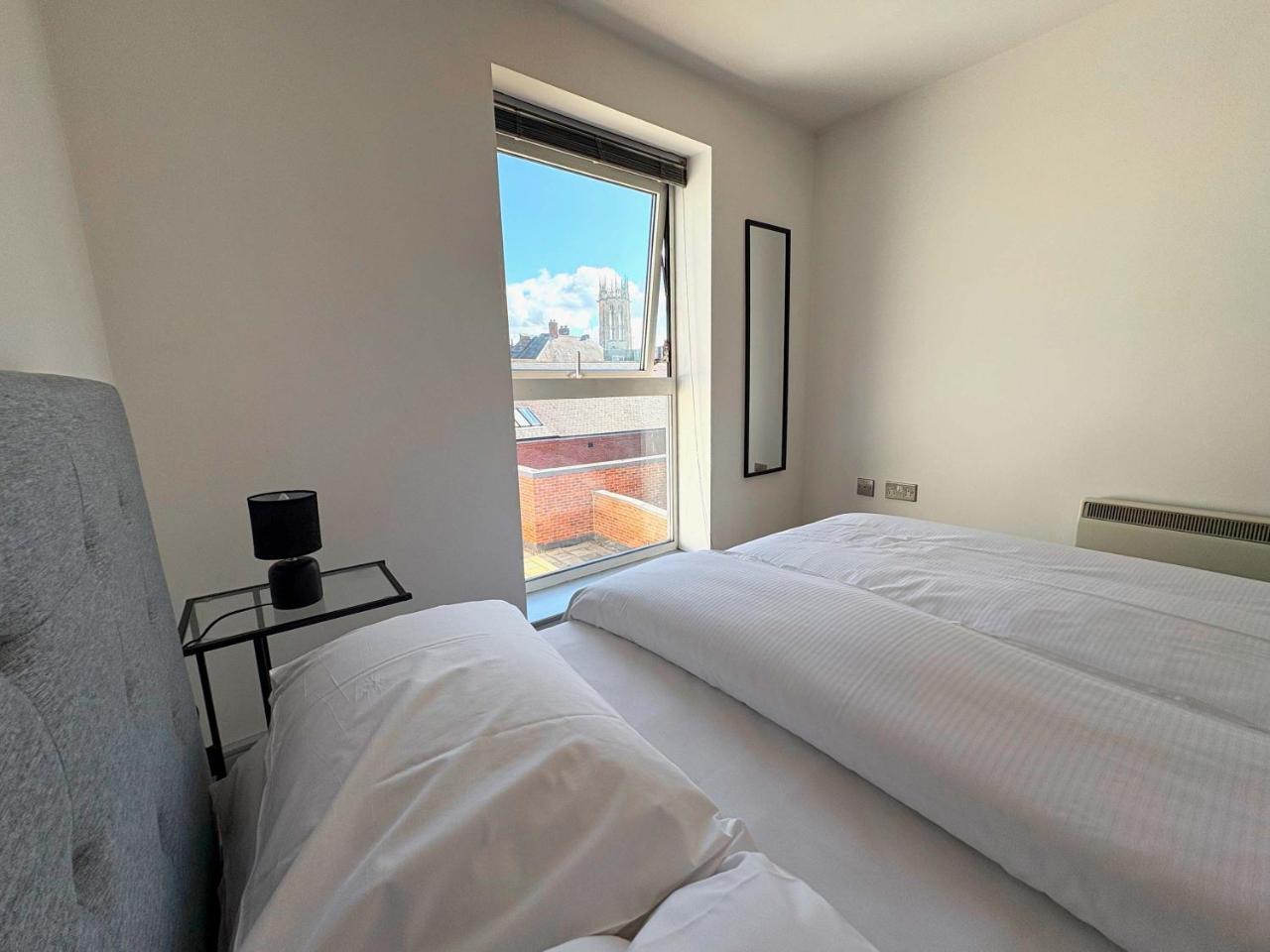 York City Centre 2 Bed Flat with Views - Steps from Christmas Market — photo 5