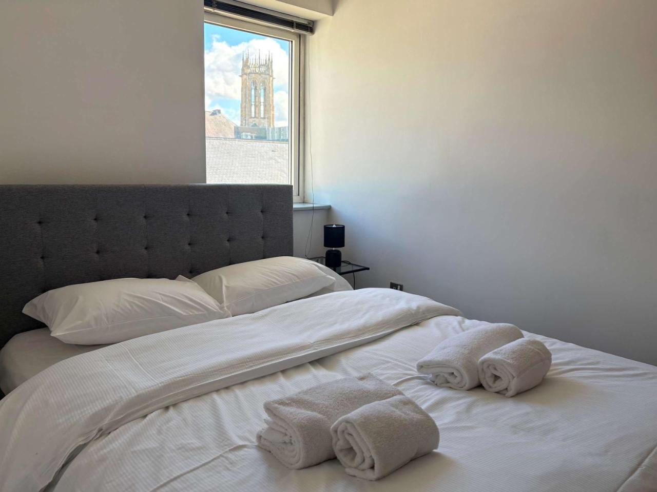 York City Centre 2 Bed Flat with Views - Steps from Christmas Market — photo 6