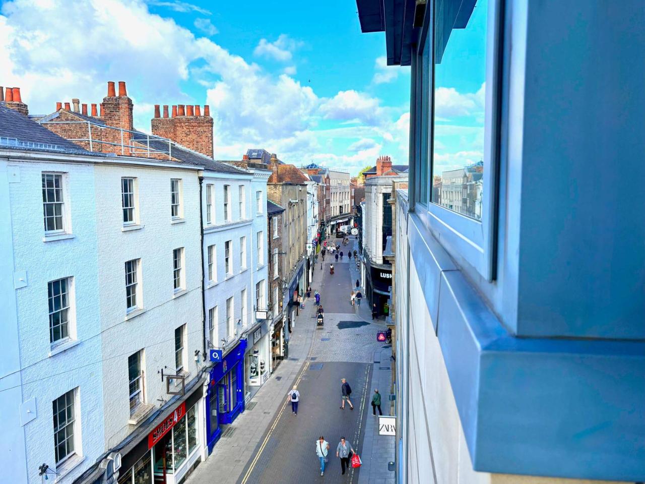York City Centre 2 Bed Flat with Views - Steps from Christmas Market — photo 7