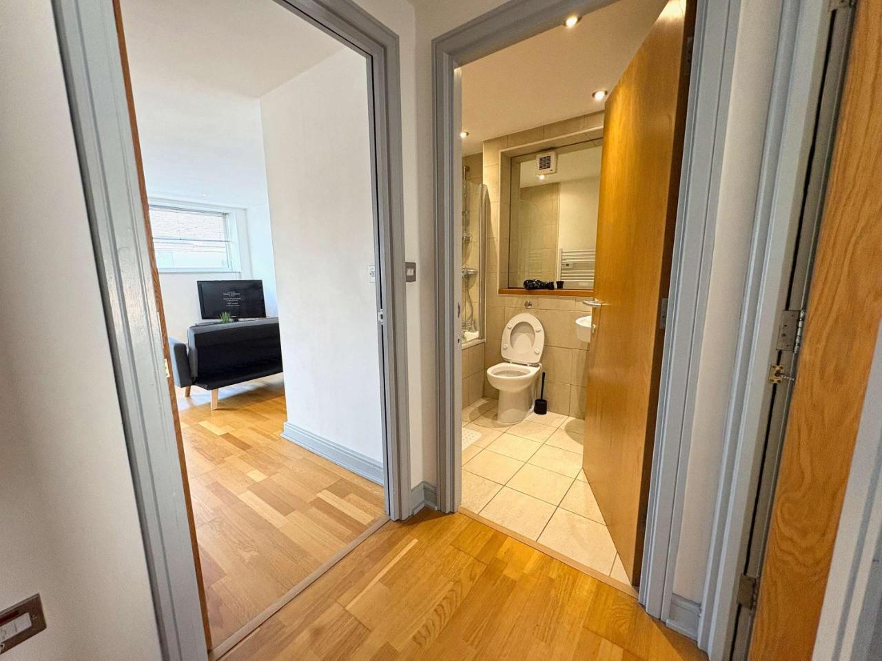 York City Centre 2 Bed Flat with Views - Steps from Christmas Market — photo 8