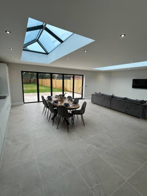 York Fields Retreat - 4 Ensuite Bedrooms — photo 3