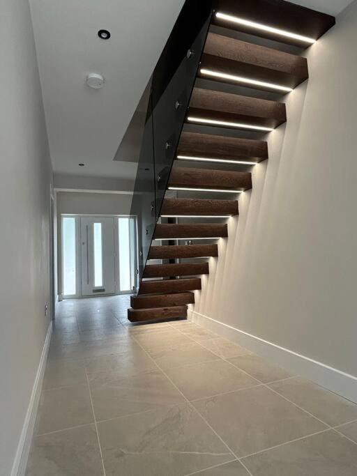 York Fields Retreat - 4 Ensuite Bedrooms — photo 7
