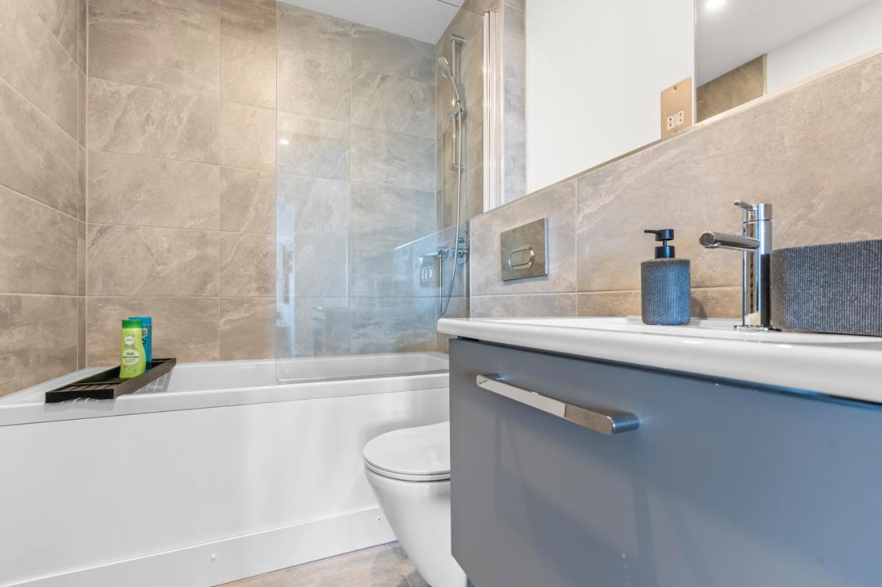 York Penthouse with Hot Tub & View of Minister — photo 3