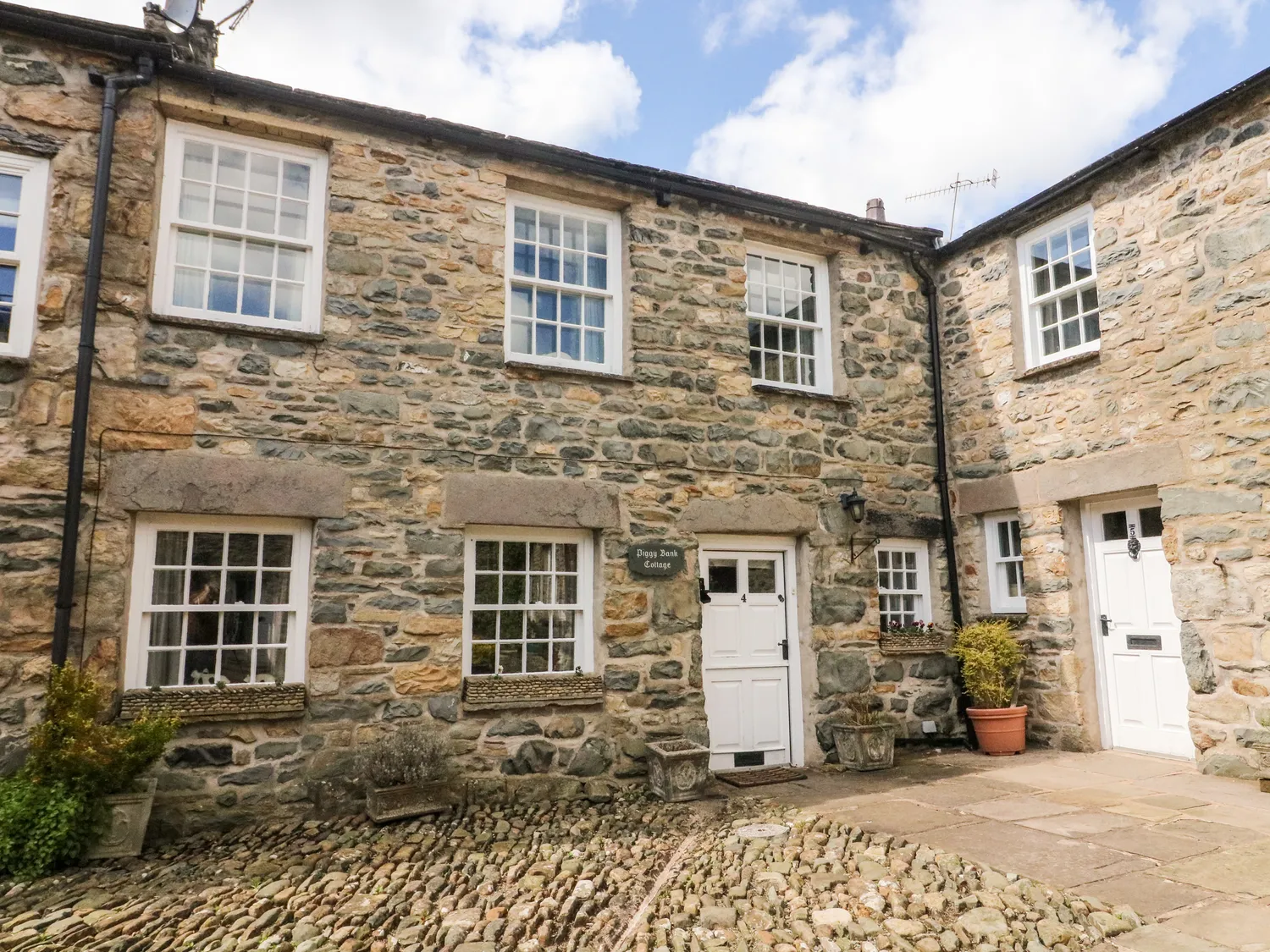 Piggy Bank Cottage Image 1