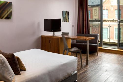 Roomzzz Leeds City Image 3