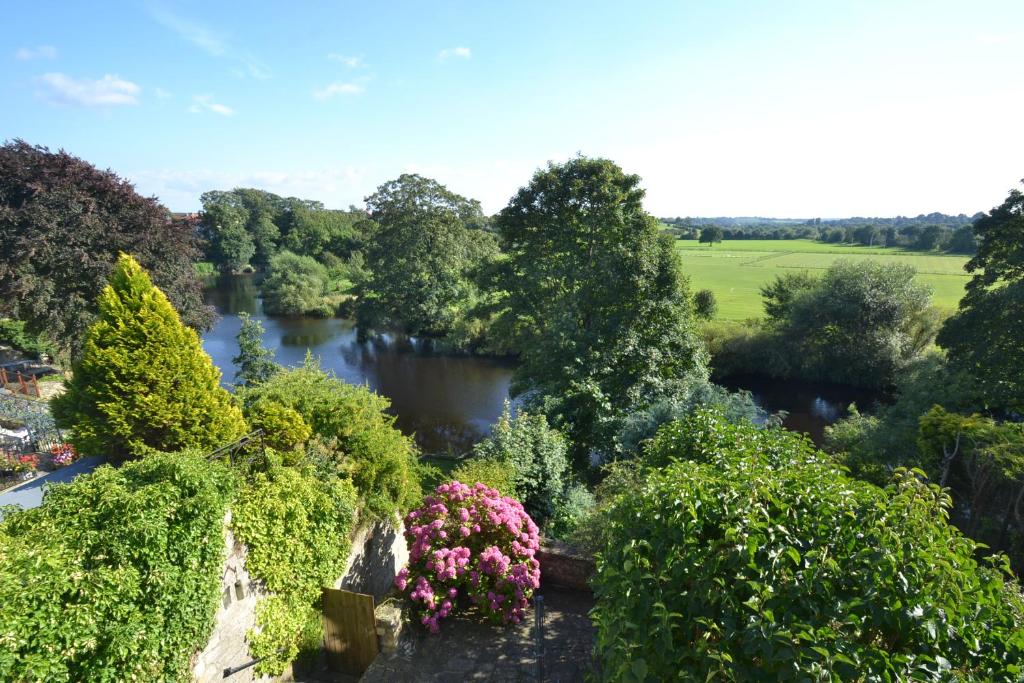 Riverside Cottage Image 1
