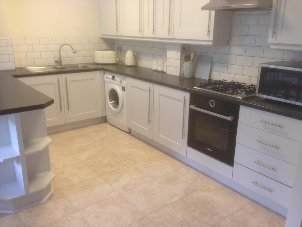 The Beeches 2 - Serviced Duplex Apartment Image 1