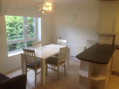 The Beeches 2 - Serviced Duplex Apartment Image 2