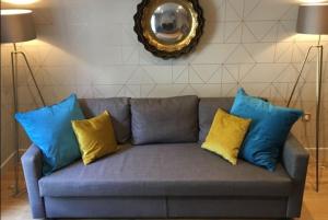 Central york apartment * gold sofa* parking sometimes available Image 7