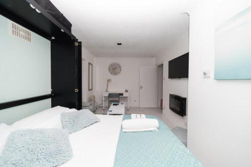 Hullidays - 'Old School Penthouse' Trinity Square Image 4