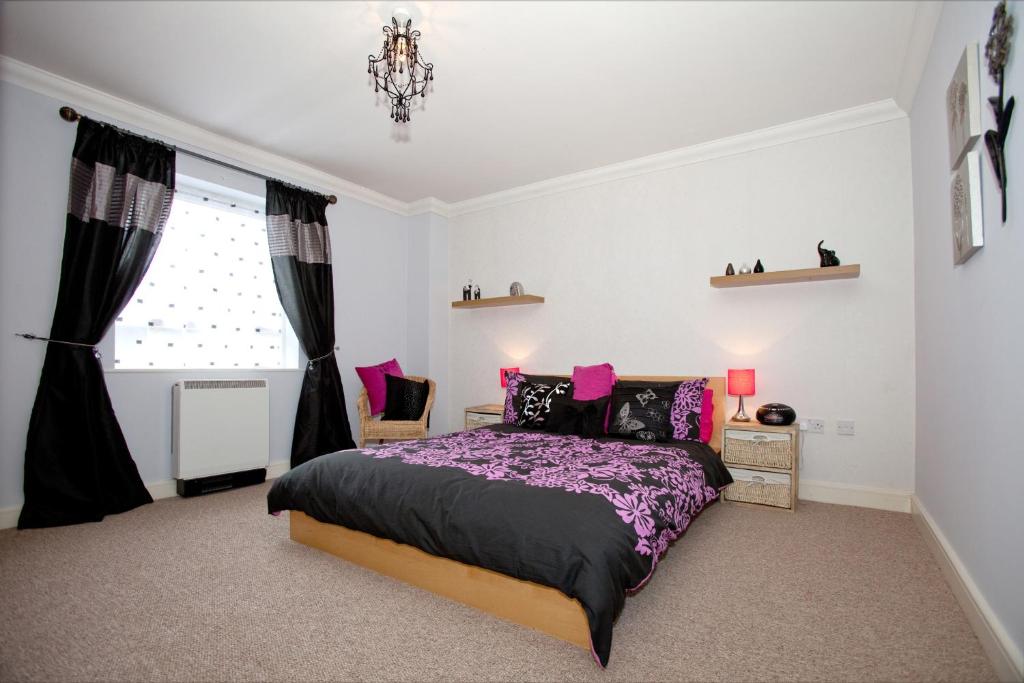 Riverbank View Three Bedroom Apartment with Free Parking Image 1