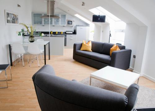 Regent House deluxe 2 bedroom apartment Image 4