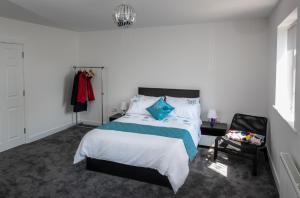 Fantastic Large House with Private Parking Image 2