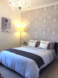 Entire 2-bedroom house with garden Image 1