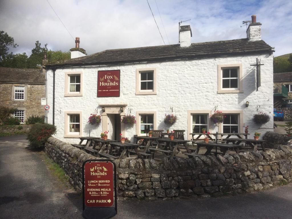 Fox and hounds starbotton Image 2