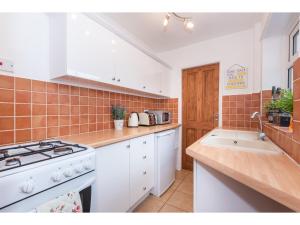 Fibre Broadband and FREE Street Parking, Sleeps 5 Image 1