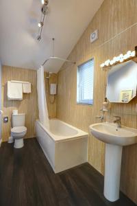 Manor Court Hotel Image 2