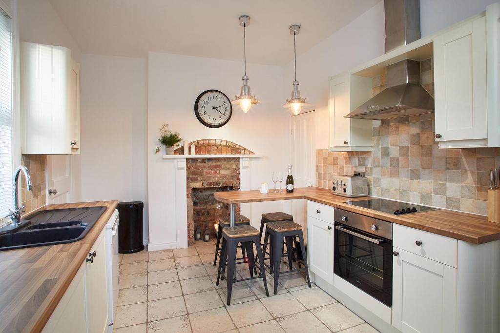 Host & Stay - Windsor Cottage Image 3