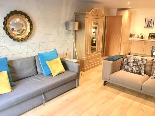 Central york apartment * gold sofa* parking sometimes available Image 8
