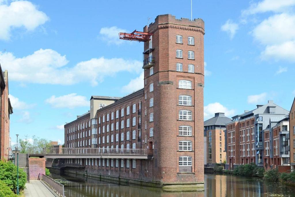 Riverside Studio Apartments Close To City Centre Image 1