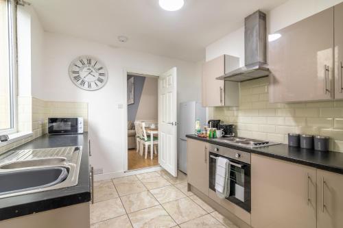 PLATFORM Fishing Quarter Apartment 2 Image 6
