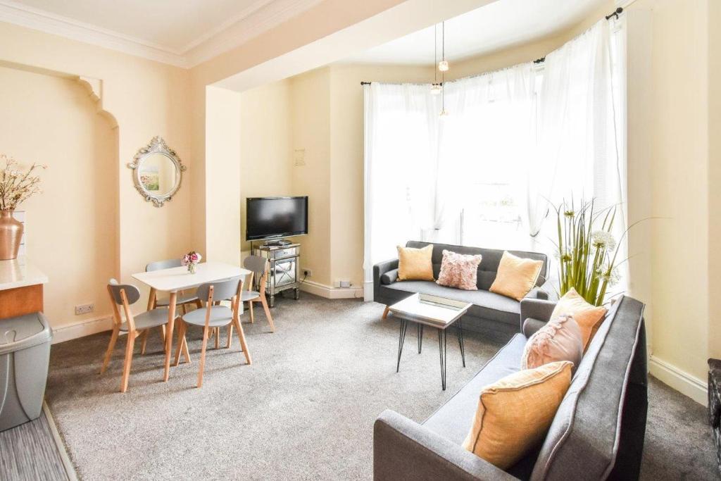 Holgate Manor Apartment Image 1