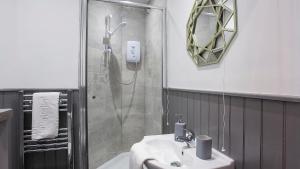 Stylish and most central 2 bed City Centre Apartment Image 1