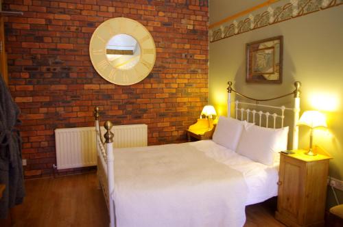Crown House Suites Image 1
