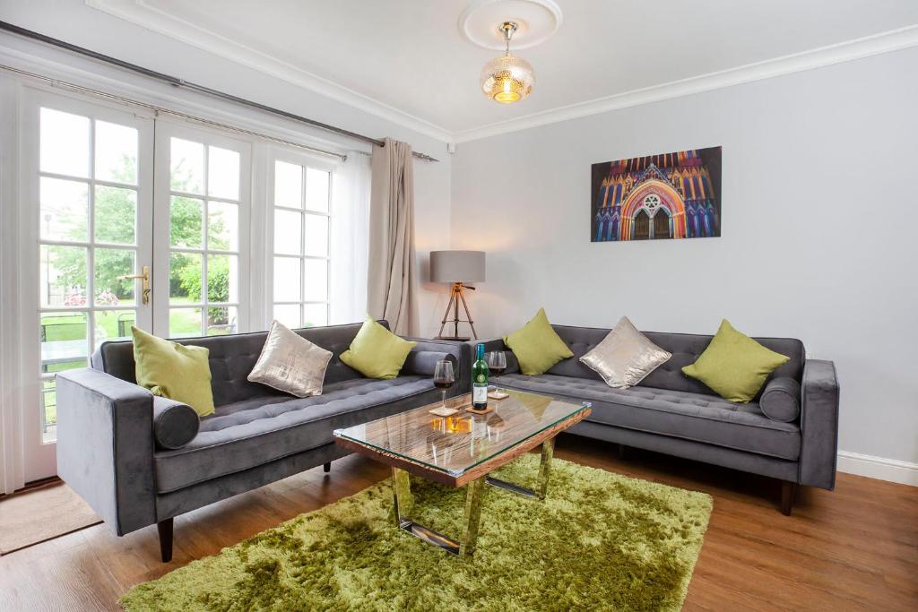 Thomas, off Leeman Road, Sleeps 9 Image 3
