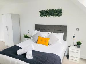 Shield Penthouse Loft - 2 Bedroom Luxe Large Apartment Image 3