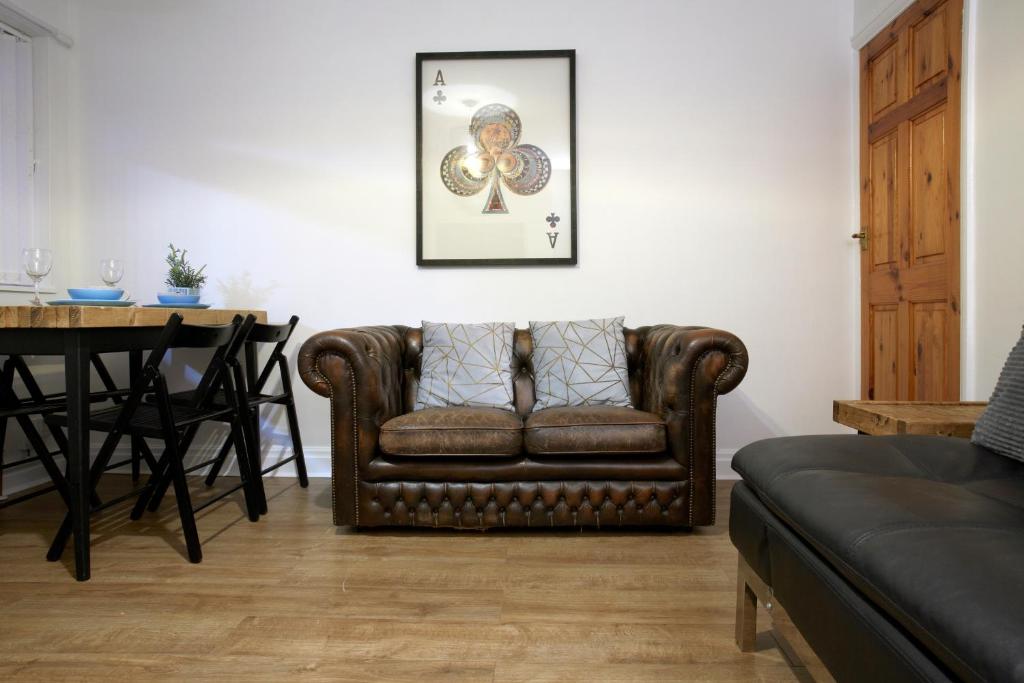 Spacious Stylish Townhouse Image 3