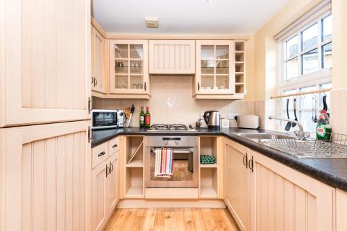 Perfect location for city centre & free parking! Image 1