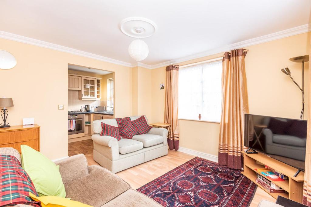 Perfect location for city centre & free parking! Image 3