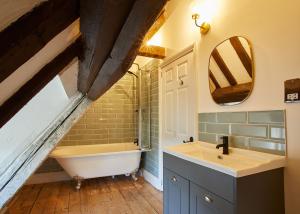 Host & Stay - The Coach House Image 3