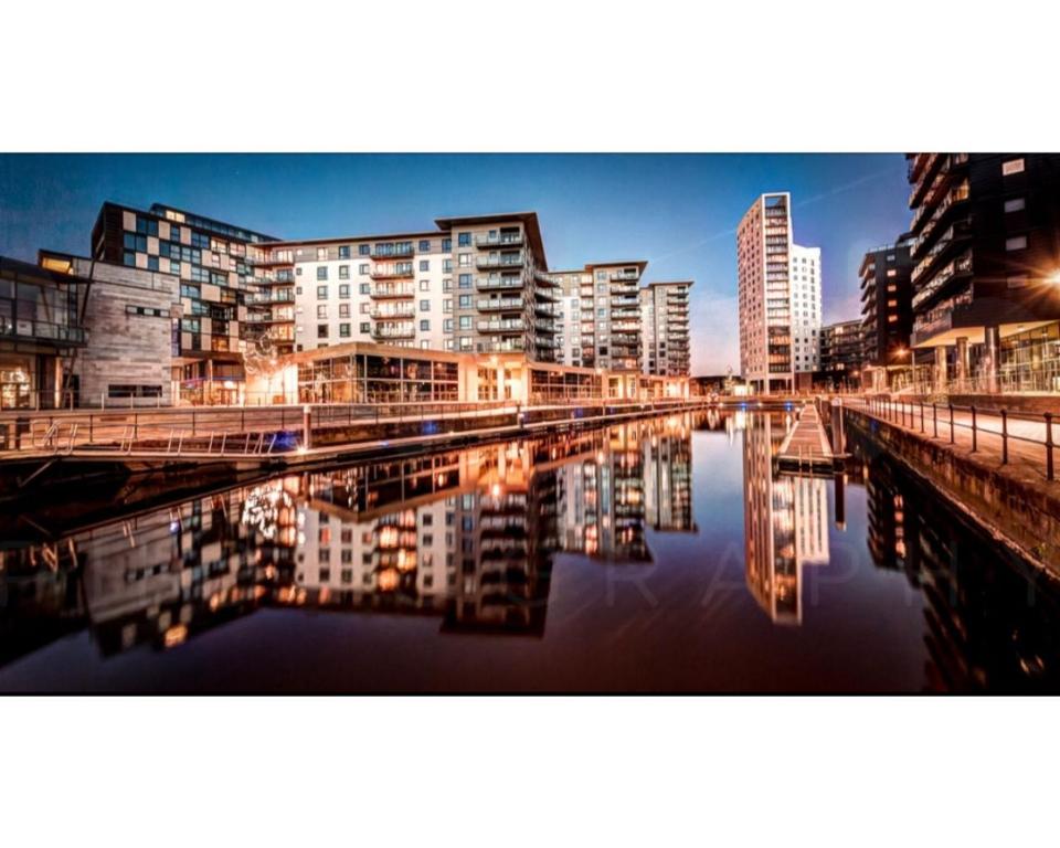 Modern Deluxe Leeds Dock Apartment Free Parking Image 1