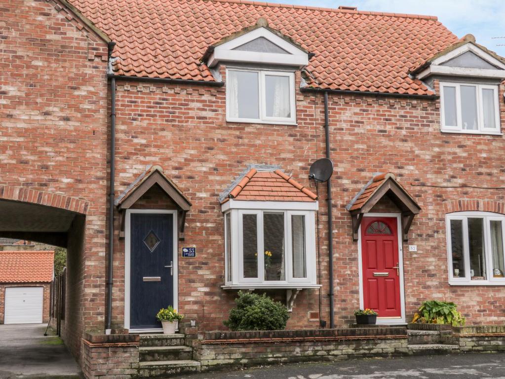 Little Daisy Cottage Image 1