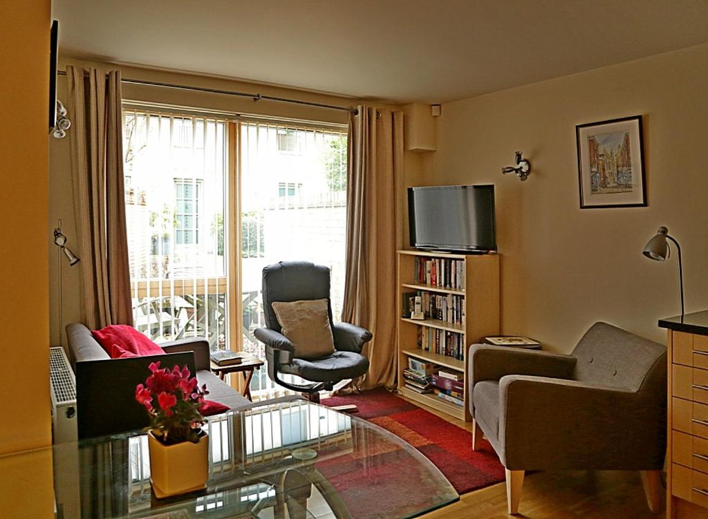 10 Summerhouse Mews Image 1