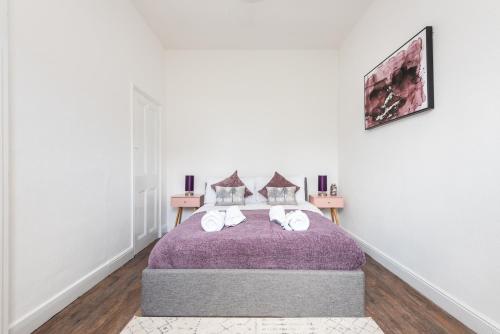 Modern Romantic Flat opposite York City Bar Walls Image 1