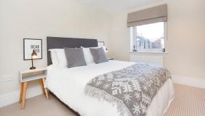 Compton Lodge Luxury apartment-Free Parking Image 2