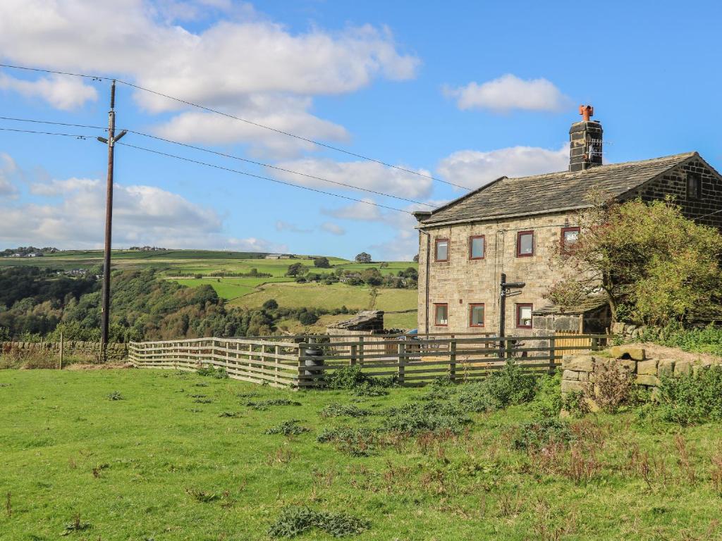 1 Horsehold Cottage, Hebden Bridge Image 3
