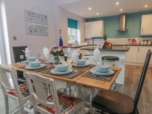 Cosy Coast Cottage Image 2
