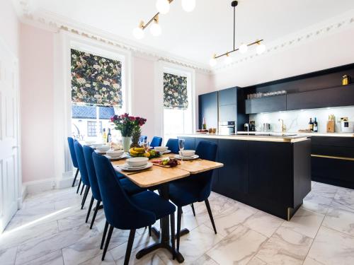 Maison Parfaite YO1 - Exquisite 400 Year Old, City Centre Townhouse Image 2