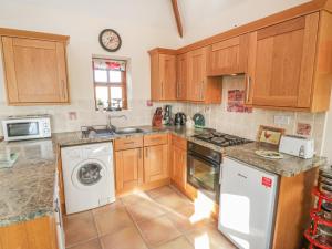 Broadings Cottage Image 1