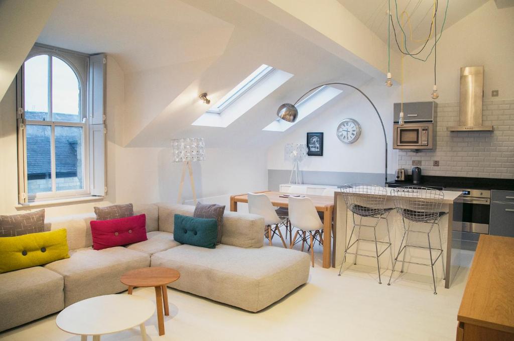 Regent House deluxe 2 bedroom apartment Image 3