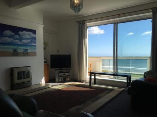 Clifftop Apartment Image 3