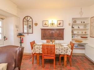 Middle Cottage Image 3