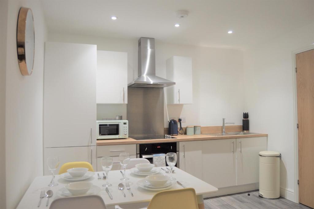 Book our Royal Suite today! Elegant spacious 2 bed apartment in the city centre - perfect for work or leisure! Image 3